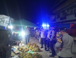Patroli Malam Polres Sekadau Sambangi Pedagang Durian, Imbau Keamanan Transaksi