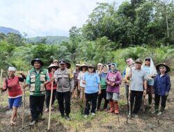 Brigpol Zainudin Dampingi Warga Tanam Jagung di Lahan KWT Teratai Desa Meragun
