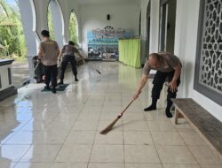 Dalam Rangka Menyambut Isra Mi’raj, Polsek Matan Hilir Selatan Gelar Bhakti Sosial di Masjid Baithal Desa Sungai Besar