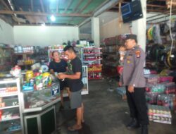 Personel Polsek Kuala Behe Patroli Sambang di Toko Sembako Dan Beri Himbauan Kepada Warga