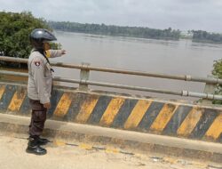 Antisipasi Bencana, Polsek Mukok Turun Langsung Pantau Bantaran Sungai