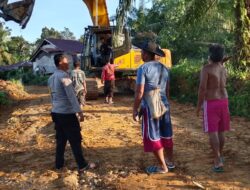 Polisi Lakukan Pengawasan Perbaikan Jalan Demi Kelancaran Distribusi Listrik Desa Nyiin