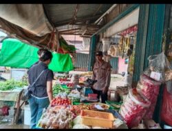 Dengan Senyuman, Polisi Hadir di Tengah Pedagang Meski Hari Libur