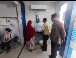 Polisi Hadir di Tengah Antrean Bank, Patroli Siang Ciptakan Rasa Aman Warga