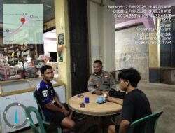 Patroli Malam Rasa Kekeluargaan, Polisi Duduk Santai Bersama Warga