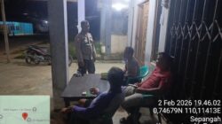 Di Bawah Cahaya Lampu Jalan, Polisi dan Warga Jaga Kampung Bersama