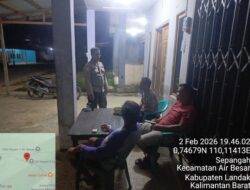 Di Bawah Cahaya Lampu Jalan, Polisi dan Warga Jaga Kampung Bersama