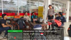 Singgah Sejenak, Polisi Sapa Warga yang Istirahat di Depan Alfamart