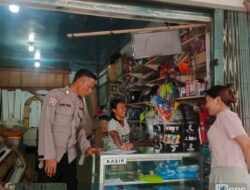 Personil Polsubsektor Jelimpo Aipda Victorius Berdialog Bersama Masyarakat Untuk Memberikan Pesan Kamtibmas