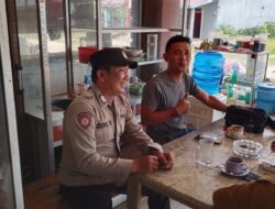 Giatkan Patroli Anggota Polsek Kuala Behe Sampaikan Himbauan Kamtibmas Kepada Warga