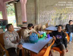 Polisi Sambangi Warga Saat Santai, Sampaikan Himbauan Kamtibmas di Musim Hujan