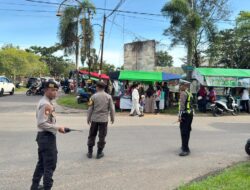 Hadir untuk Masyarakat, Polisi Amankan Keramaian Pasar Juadah di Ketapang