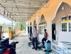 Hadir di Tengah Masyarakat, Polsek Kuala Behe Laksanakan Pengamanan Sholat Jumat di Bulan Pernuh Berkah