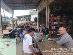 Saat Patroli Siang, Polisi Ajak Karyawan Sawit Ngobrol dan Jaga Keamanan