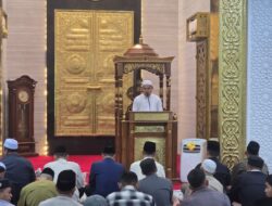 Tingkatkan Silaturahmi dengan Masyarakat Sekitar, Pengurus Masjid Annur Polda Kalbar Mengajak Masyarakat Untuk Sholat Tarawih Berjamaah Bersama personil Polda Kalbar