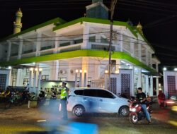 Humanis dan Penuh Semangat, Personel Polres Melawi Amankan Salat Isya dan Tarawih Selama Ramadan