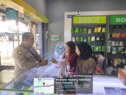 Polsek Ngabang Laksanakan Patroli Sambil Berdialog Bersama Masyarakat Untuk Menjaga Situasi Kamtibmas Aman