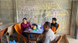 Unik! Saat Patroli Siang, Polisi Meranti Justru Nongkrong Bareng Warga