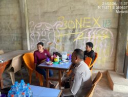 Unik! Saat Patroli Siang, Polisi Meranti Justru Nongkrong Bareng Warga