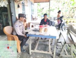 Kebersamaan Polisi dan Warga, Asyik Ngobrol Sambil Sampaikan Pesan Kamtibmas