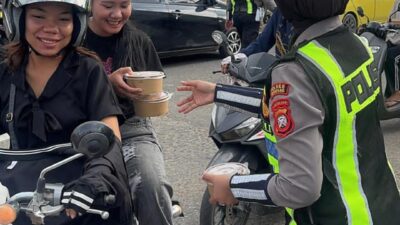 Ramadhan Penuh Berkah, Satuan Lalulintas Polres Ketapang Bagikan Takjil Gratis Ke Pengedara