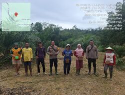 Kapolsek Menyuke Menghadiri Giat Penanaman Jagung Di Desa Padang Pio