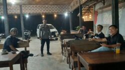 Polsek Mandor Laksanakan Patroli Malam Humanis, Wujudkan Kamtibmas Kondusif