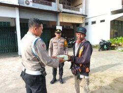 Ramadhan Penuh Berkah, Kapolsek Delta Pawan Polres Ketapang Bagikan Takjil Gratis Ke Masyarakat dan Tukang Parkir