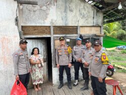Wujud Kepedulian di Bulan Ramadhan, Kapolsek Marau Polres Ketapang Bagikan Takjil kepada Masyarakat