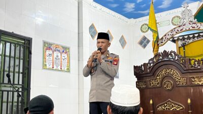 Tarawih Keliling di Masjid Jami’ At-Taqwa, Polres Sekadau Ajak Warga Jaga Kamtibmas Selama Ramadan