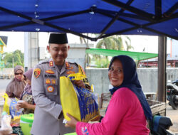 Bulan Suci Ramadhan, Polres Ketapang Bersama Insan Pers Bagikan Takjil Gratis di Bundaran Kedondong