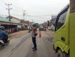 Pamapta Polres Sekadau Atur Arus Lalin Saat Penurunan Aspal di Simpang Abadi