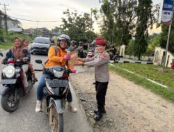 Ramadhan Penuh Berkah, Satreskrim Polres Landak Tebar Senyum dengan Berbagi Takjil Kepada Warga