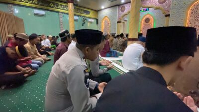 Shalat Tarawih Keliling, Polres Sekadau Dekatkan Diri dengan Warga di Masjid Baiturrahman