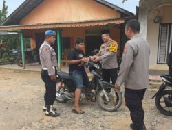 Kapolsek Manis Mata Bersama Anggota Bagikan Takjil Gratis kepada Masyarakat