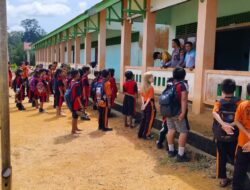 Polsek Sekadau Hulu Sambangi SDN 39 Kiatak, Dorong Semangat Belajar dan Disiplin Anak