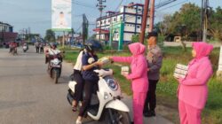 Jelang Berbuka, Polsek Sekadau Hilir dan Bhayangkari Turun ke Jalan Bagikan Takjil