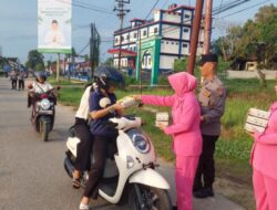 Jelang Berbuka, Polsek Sekadau Hilir dan Bhayangkari Turun ke Jalan Bagikan Takjil