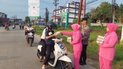 Jelang Berbuka, Polsek Sekadau Hilir dan Bhayangkari Turun ke Jalan Bagikan Takjil