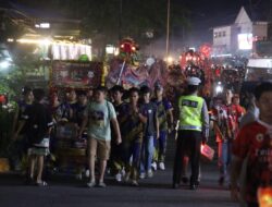 Polres Melawi Amankan dan Kawal Pawai Lampion Penutupan Imlek 2577 di Nanga Pinoh