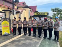 Polwan Polda Kalbar Terus Tebarkan Kebaikan dengan Berbagi Takjil Jelang Berbuka Puasa di Depan Mapolda