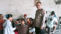 Di Tengah Kebersamaan Ibu dan Anak, Polisi Hadir Beri Himbauan Kamtibmas