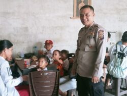 Di Tengah Kebersamaan Ibu dan Anak, Polisi Hadir Beri Himbauan Kamtibmas