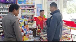 Polisi Laksanakan Patroli Siang di Alfamart, Sapa Warga dan Berikan Himbauan Kamtibmas