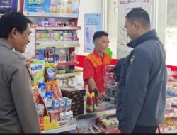 Polisi Laksanakan Patroli Siang di Alfamart, Sapa Warga dan Berikan Himbauan Kamtibmas