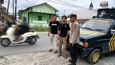 Patroli Siang Humanis, Polisi dan Warga Berbincang Akrab di Tepi Jalan