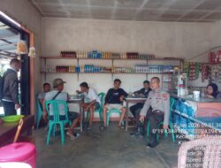 Pendekatan Humanis di Tengah Terik Siang, Polisi Rangkul Warga Saat Patroli