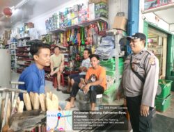 Menyambangi Tempat Usaha dan UMKM Personil Polsek Ngabang Memastikan Situasi Diwilayahnya Dalam Keadaan kondusif
