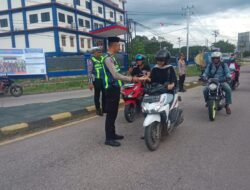 *Satlantas Polres Sekadau Bersama Pelajar dan Persinas ASAD Bagikan Takjil di Bulan Ramadan