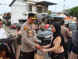 Hangatnya Ramadan di Depan Mako Polres Ketapang, Kapolres Berbagi Takjil untuk Masyarakat